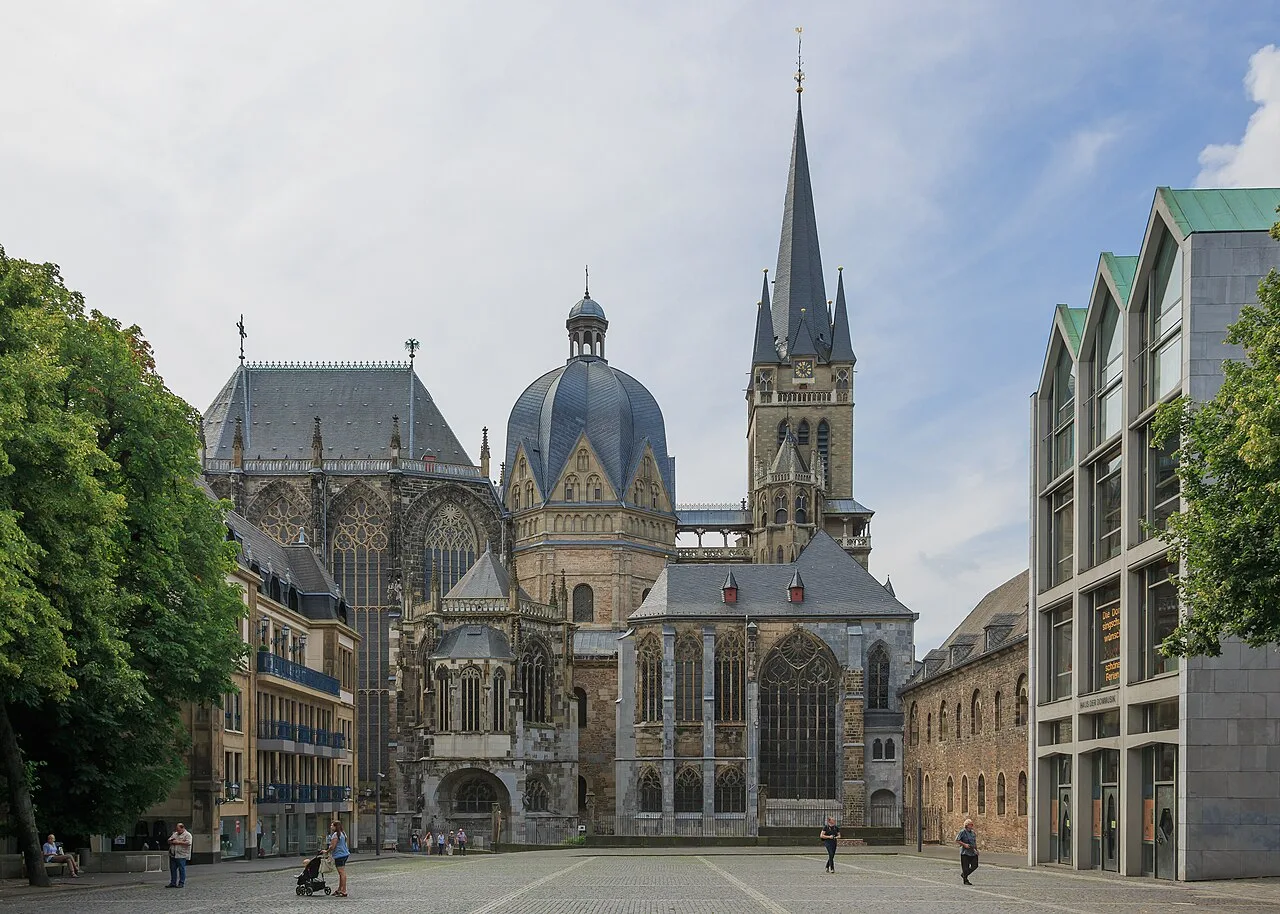 De kathedraal van Aken, UNESCO Werelderfgoed, gezien vanaf het Katschhof-plein in het stadscentrum