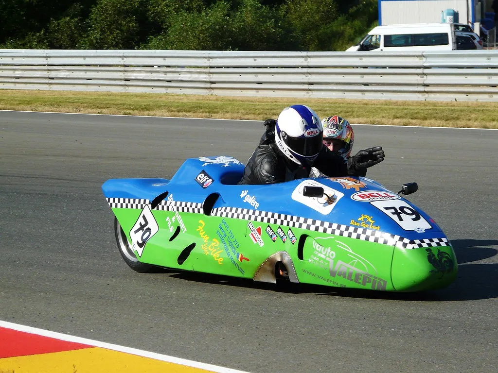Zijspancombinatie racing op het circuit van Spa-Francorchamps met de karakteristieke rode en gele randstenen