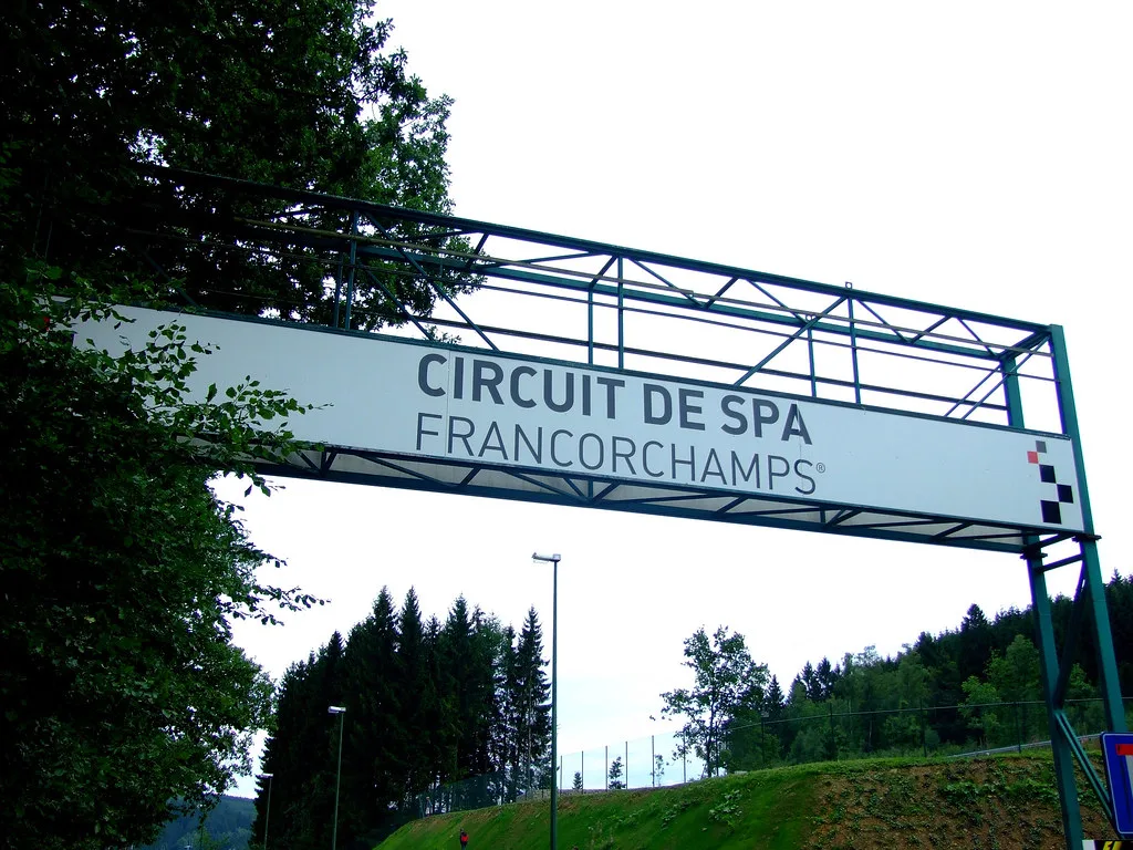 Het iconische bord van Circuit de Spa-Francorchamps tussen de Ardense bossen