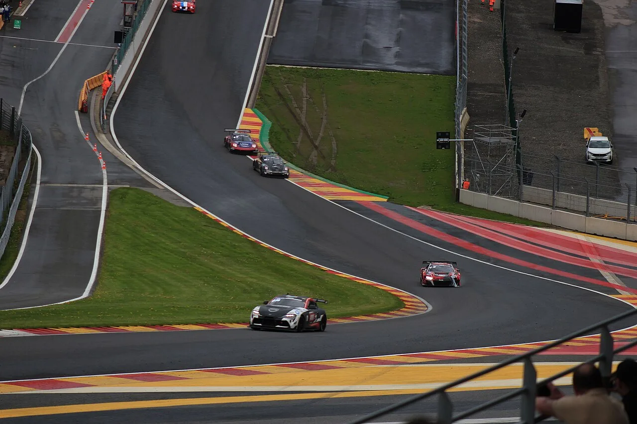 Renners door het vernieuwde Eau Rouge-Raidillon complex op Spa-Francorchamps in 2023