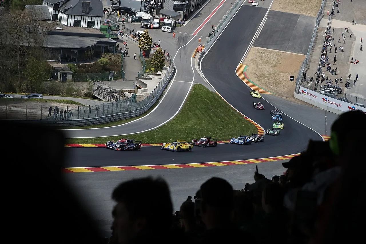 Racewagens door Eau Rouge en Raidillon op Spa-Francorchamps tijdens de 6 Hours of Spa 2022, gezien vanuit de tribune