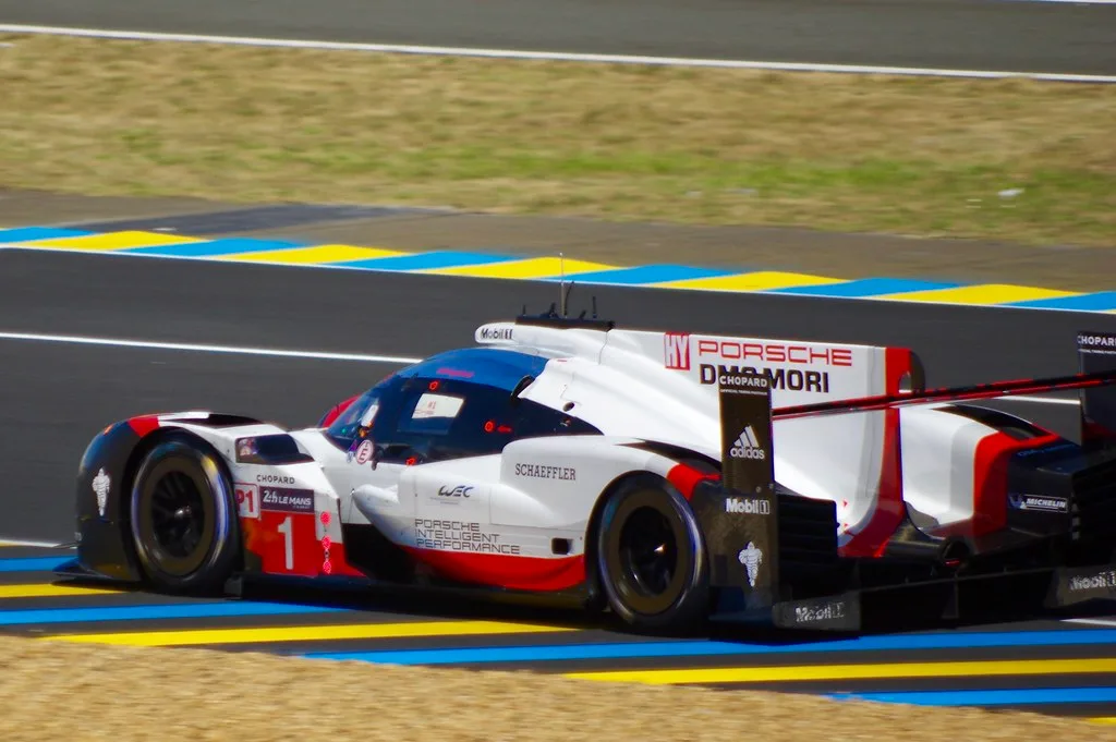Porsche LMP1 endurance racewagen op het circuit, representatief voor Le Mans Series races