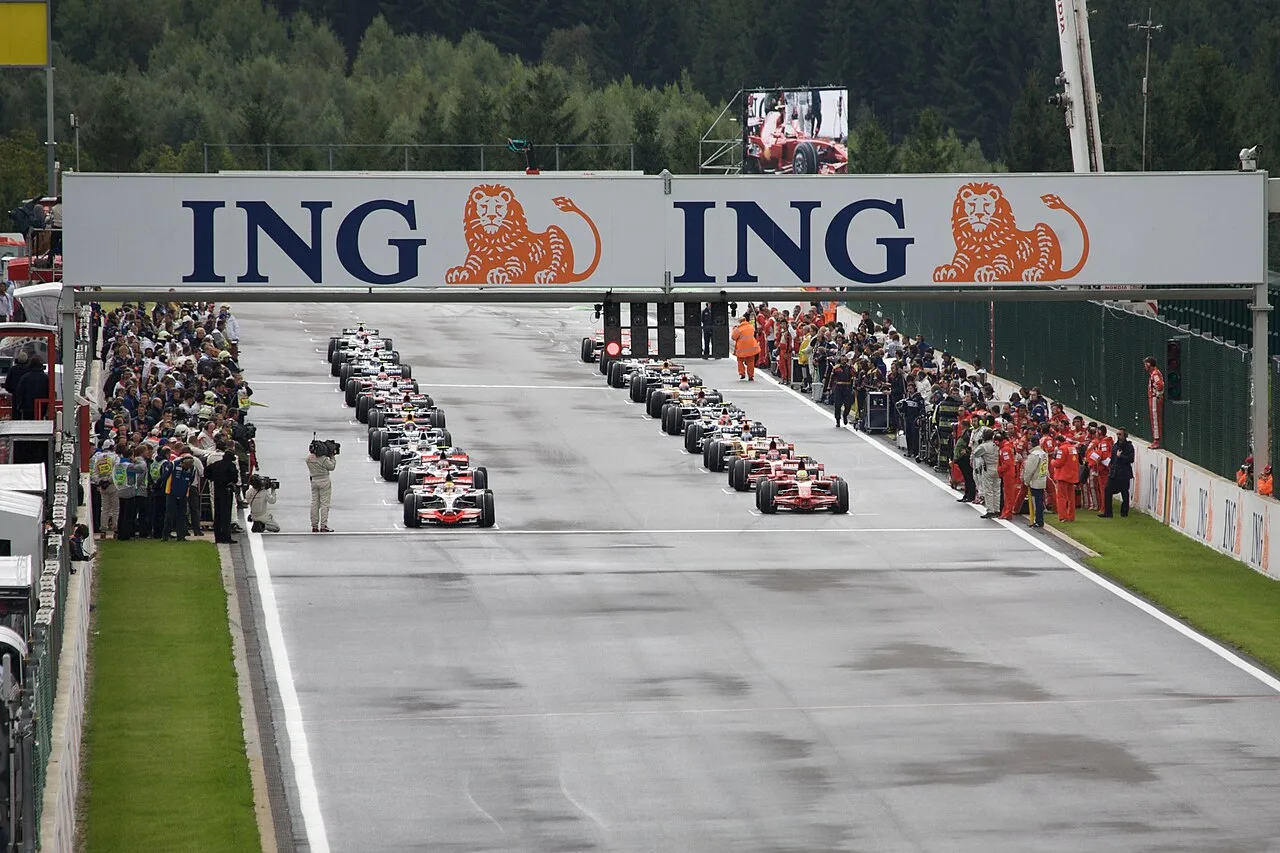 F1-auto's op de startopstelling voor de Grand Prix van België op Circuit de Spa-Francorchamps