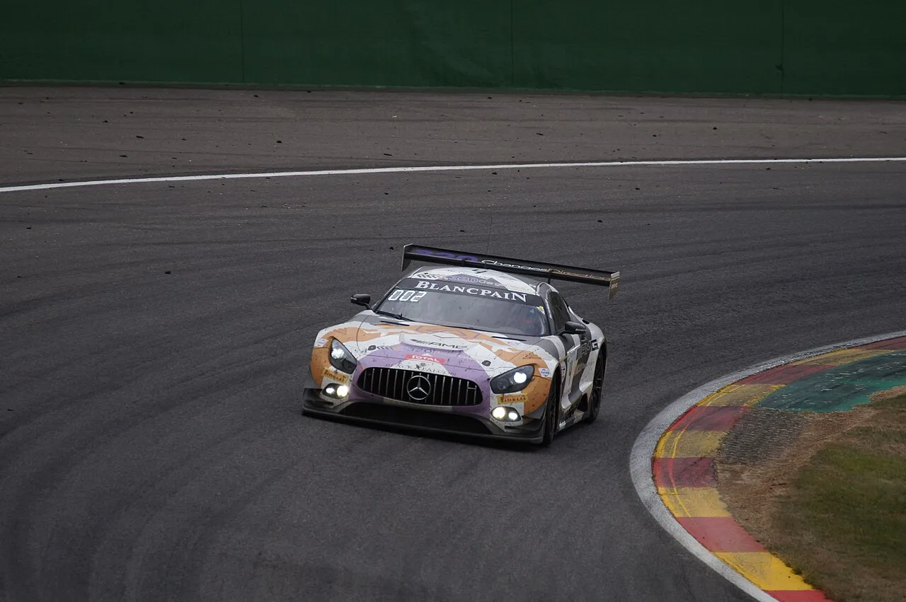 Mercedes-AMG GT3 in een bocht op het Circuit de Spa-Francorchamps tijdens de 24 uur van Spa