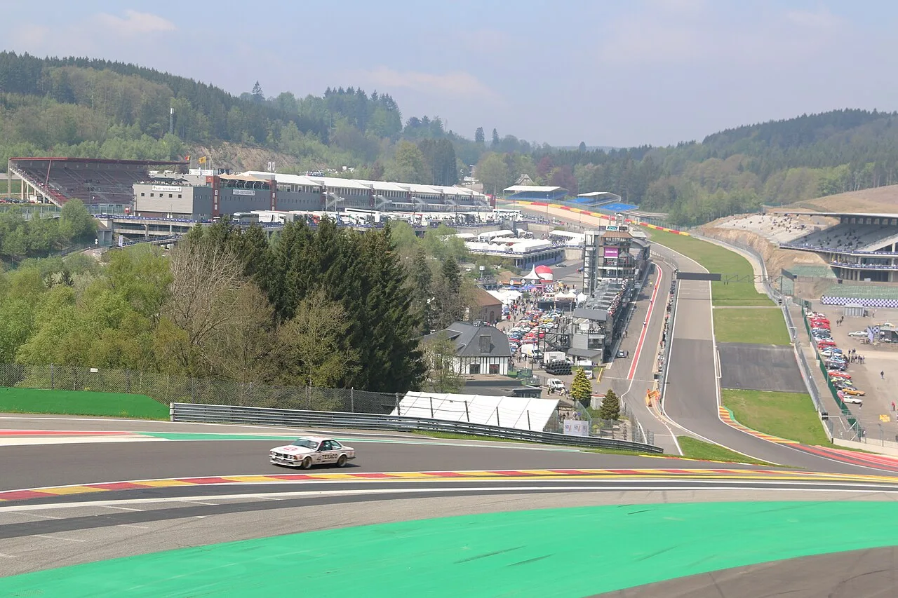 Overzicht van Circuit de Spa-Francorchamps vanuit Raidillon richting de pits en tribunes, met de moderne veiligheidsinfrastructuur