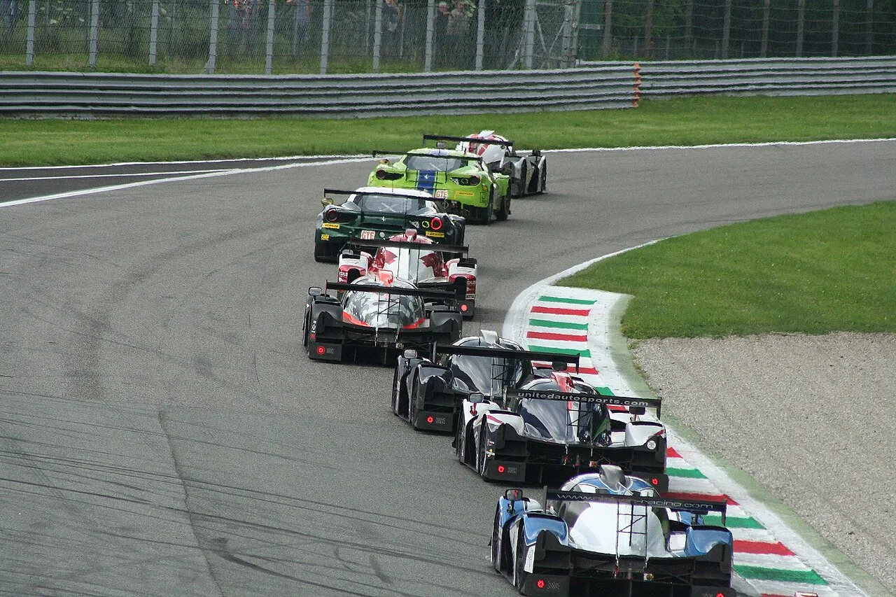 Raceauto's starten in een endurance race op een circuit, representatief voor de 25 Hours Fun Cup