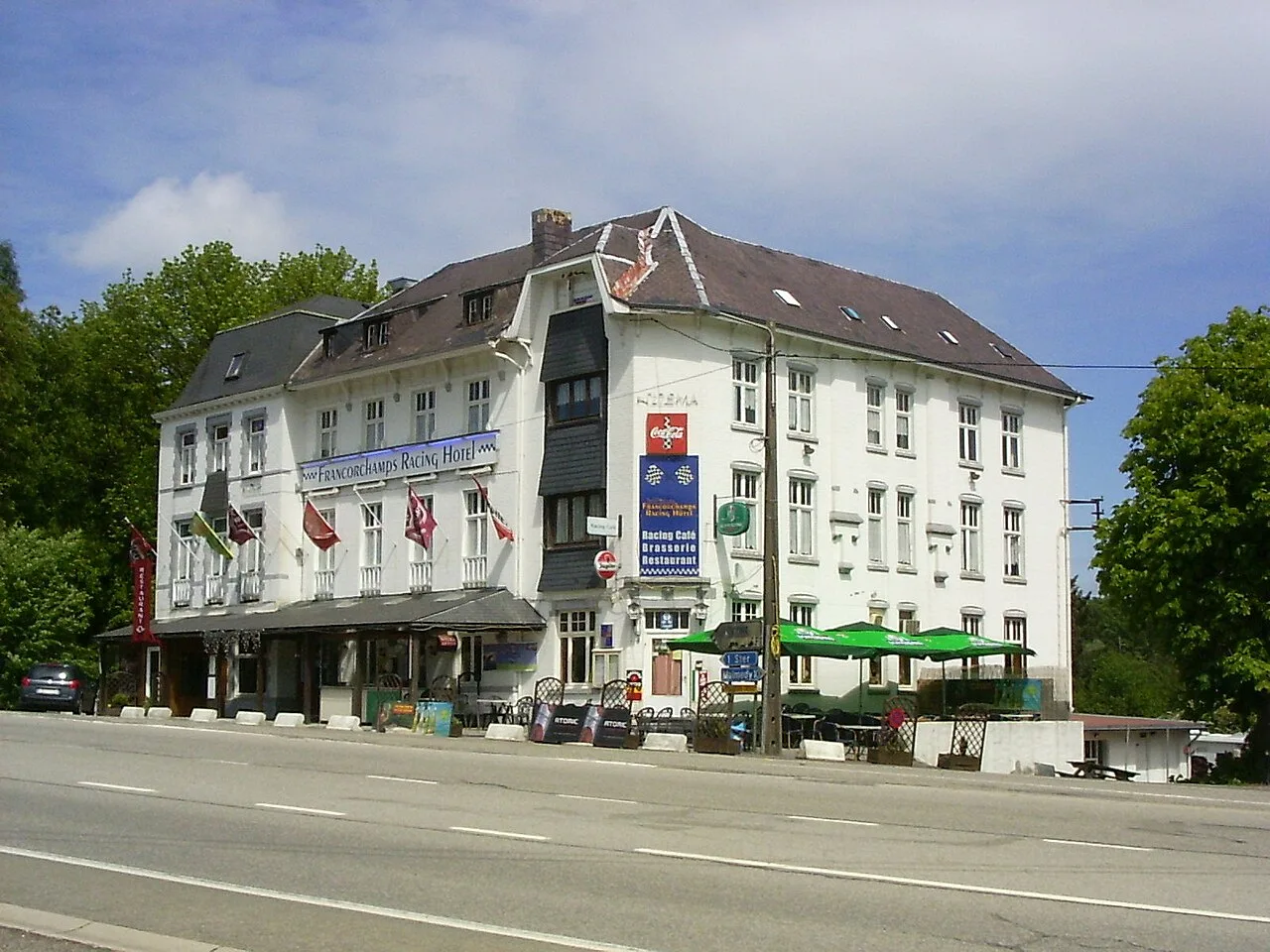 Het Francorchamps Racing Hotel aan de weg naast het circuit in de Belgische Ardennen