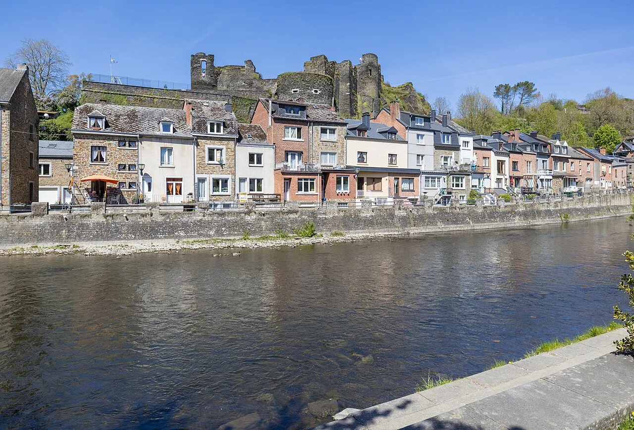 De Ourthe rivier voor de historische huizen en middeleeuwse kasteelruïne van La Roche-en-Ardenne in de lente