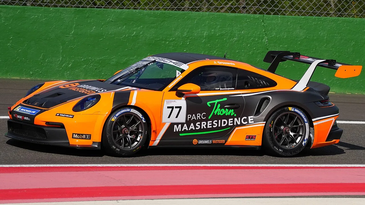 Oranje Porsche 911 GT3 Cup 992 racewagen op Spa-Francorchamps circuit