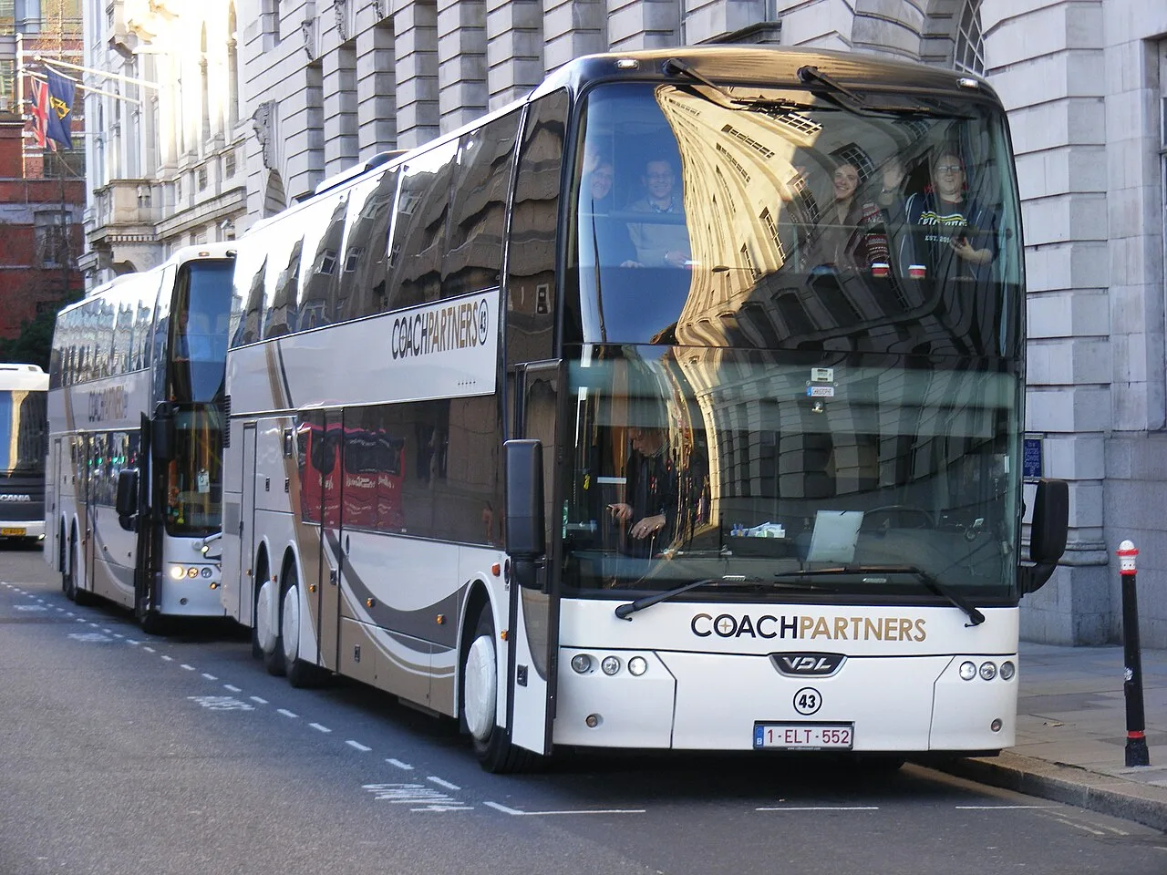 Belgische dubbeldekker reisbus van Coach Partners, vergelijkbaar met de shuttlebussen bij Spa-Francorchamps