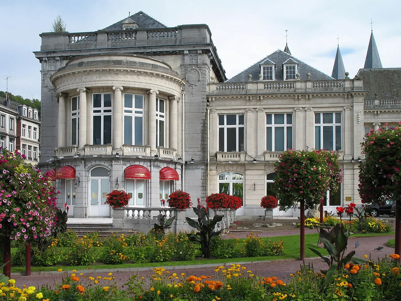 Het klassieke casino van de stad Spa omgeven door kleurrijke bloemen en Belle Epoque-architectuur