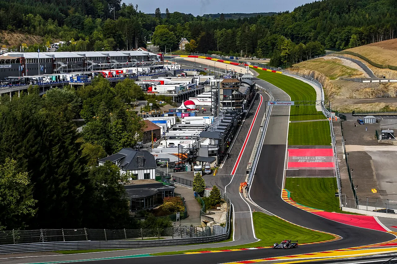 Bovenaanzicht van het start-finish rechte en de paddock van Circuit de Spa-Francorchamps