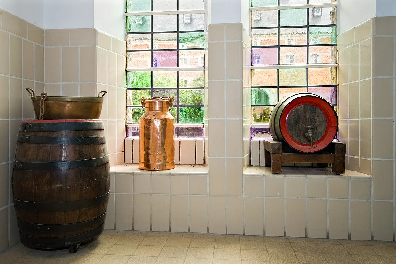 Houten vaten en koperen brouwketel in de historische brouwerij van de Notre-Dame de Saint-Rémy abdij in Rochefort