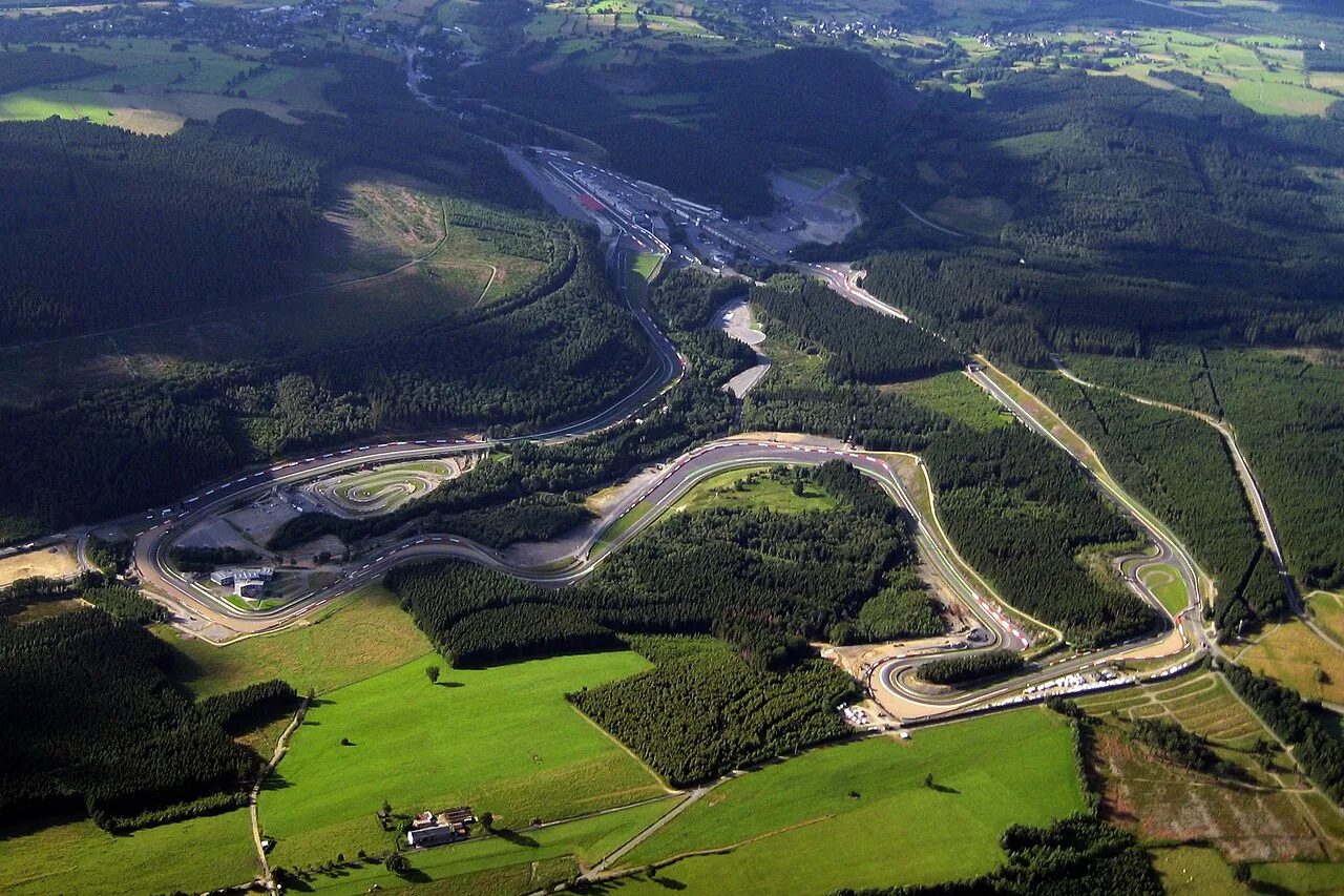 Luchtfoto van het circuit van Spa-Francorchamps in de Ardennen met de volledige tracélayout zichtbaar