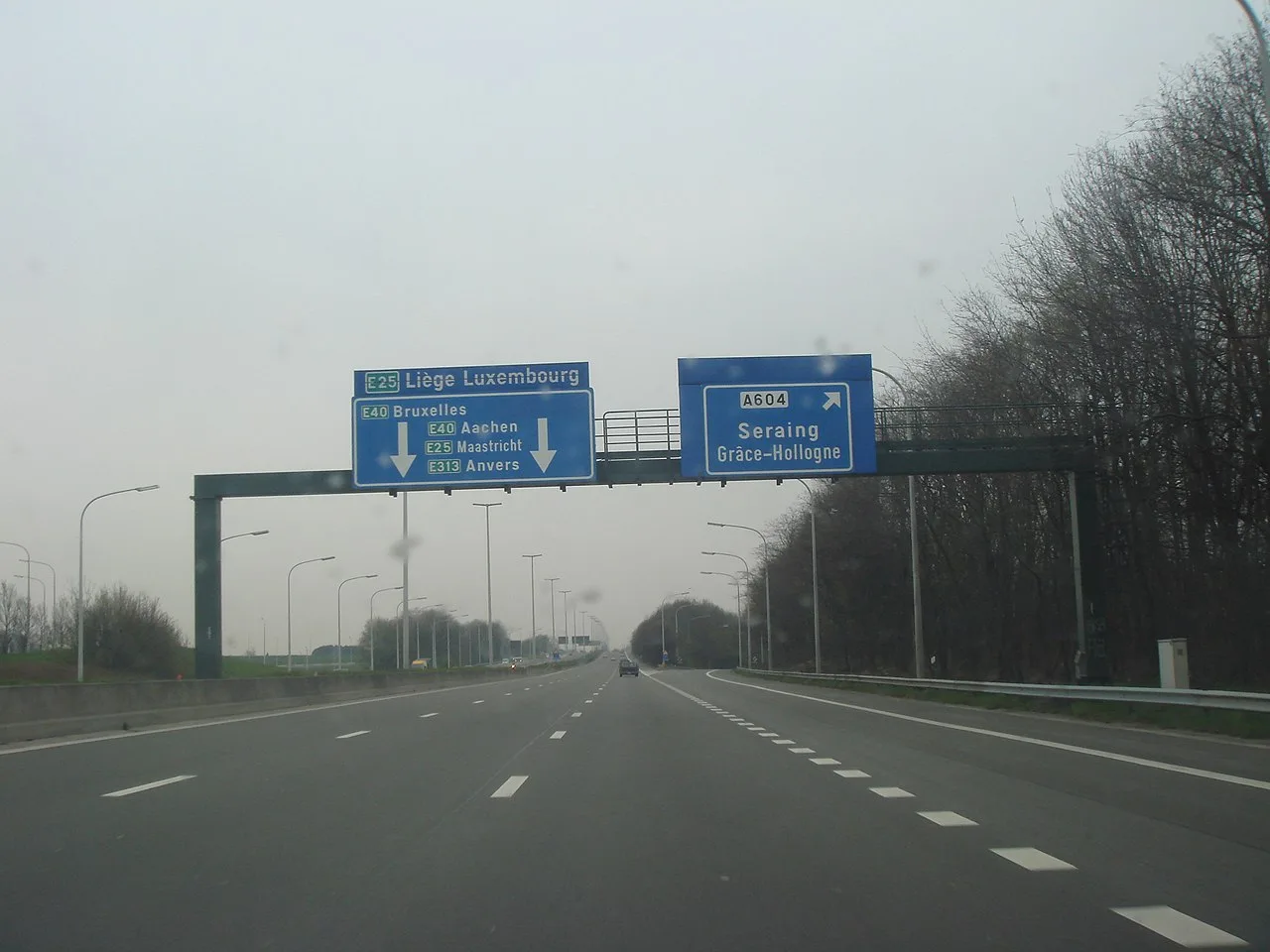 Belgische snelweg richting Luik en Luxembourg met E25 en E40 borden, onderdeel van de route naar Spa-Francorchamps